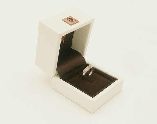 Guter Preis Reinweiß-vorzügliche Luxus-Ring Jewelry Box Velvet Lining-Stützkundenspezifische Geschenkbox Online